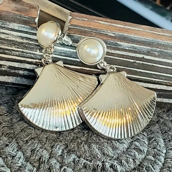 PinkDiva Jewelry - Vintage White Faux Pearl Fan Shaped Earring Silver